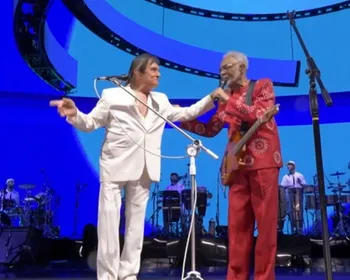 Gilberto Gil recebe Roberto Carlos num dos pontos altos da turnê Tempo Rei