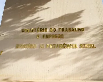 Governo adia por 90 dias portaria que muda trabalho em feriados no comércio