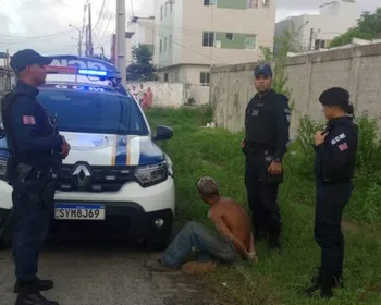 Homens são presos suspeitos de roubar material de construção de uma escola, em João Pessoa