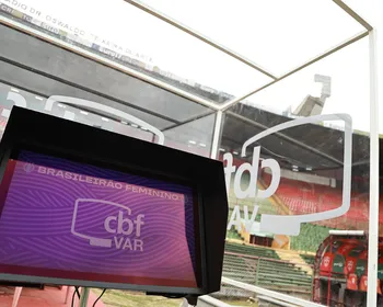 VAR em segundo cartão amarelo e cronômetro para laterais: mudanças estão em debate no futebol