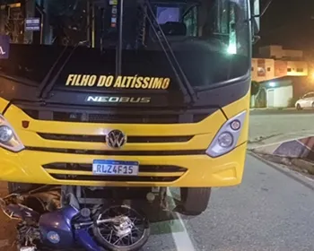 Idoso fica gravemente ferido em acidente entre moto e ônibus escolar, em Malta