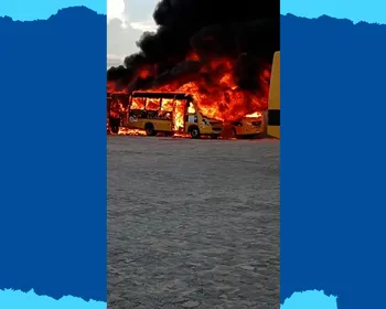 Imagens mostram incêndio que destruiu ônibus escolares e um caminhão em Queimadas; VÍDEO