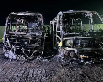 Incêndio destrói seis ônibus escolares e um caminhão em garagem municipal de Queimadas