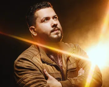 Janício é o rosto do clipe de São João 2026 da Rede Paraíba e celebra suas raízes nordestinas