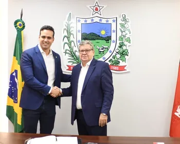 João 'usa inglês' para abrir porta de saída para Jhony; Lucas defende permanência 'em espanhol'