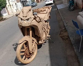 Jovem cria réplica de moto usando papelão e viraliza nas redes sociais