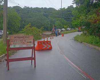 Ladeira que liga Bancários ao Altiplano é interditada para obras após cratera