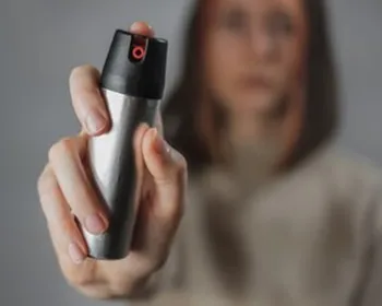 Lei que autoriza venda de spray de pimenta para mulheres é aprovada; veja regras
