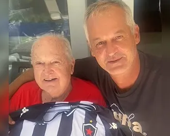Lisca presenteia o pai com camisa do Botafogo-PB em visita a Porto Alegre: “Este ano é do Belo”