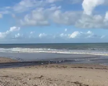MPPB abre investigação para saber causas de manchas no mar em João Pessoa e Cabedelo
