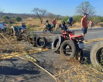 Trânsito na BR-230, em Cajazeiras, é retomado após manifestação por distruição de água