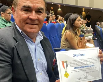 Marcos Cardoso, cinegrafista da TV Cabo Branco, recebe comenda da Polícia Militar da PB