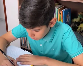 Menino de 12 anos publica livros infantis e diz ter amor pela leitura inspirado pela mãe