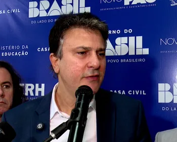 Ministro da Educação diz que reajuste do piso dos professores depende da correção da inflação