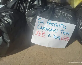 Moradores de Lucena levam lixo para a prefeitura em protesto por falta de coleta
