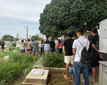 Motociclista que morreu após ser atropelado por motorista de ônibus é enterrado, em João Pessoa