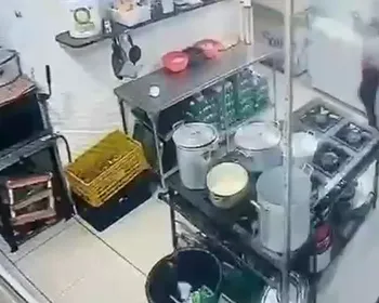 Mulher é presa após jogar água quente em colega de trabalho em bar de Mamanguape; veja vídeo