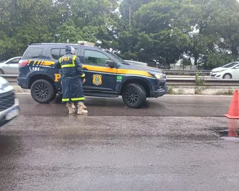 Mulher morre após acidente entre carro e moto, em João Pessoa