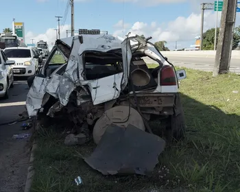 Mulher morre atropelada após acidente entre carro e van, na BR-101, na Paraíba