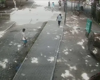 Novas imagens mostram jovem antes de entrar no recinto de leoa na Bica; VÍDEO