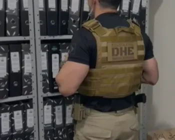 Operação que apura contratos sem licitação prende homem e faz apreensões em prefeitura