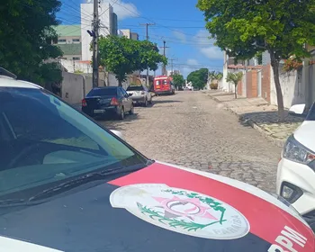 PM faz interdição em rua após suspeita de policial surtar em apartamento, em João Pessoa