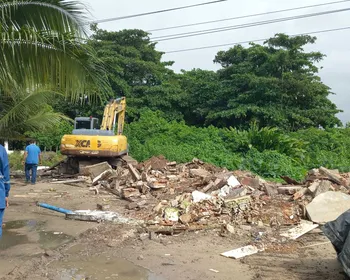 Pocilgas construídas às margens do Rio Jaguaribe são demolidas
