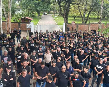 Policiais civis, penais e militares fazem novo protesto na granja do governador em João Pessoa