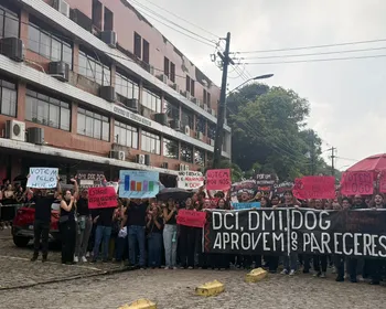 Protesto contra superlotação em internato é feito por estudantes de medicina da UFPB
