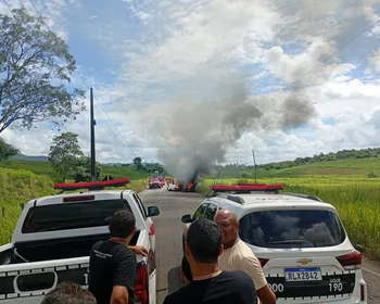 Rodovia no Brejo fica interditada após retroescavadeira pegar fogo