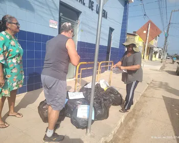 Sem coleta regular, moradores levam lixo para porta de prefeitura da Paraíba em protesto