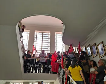 Servidores desocupam gabinete do prefeito após pagamento de salários atrasados em Campina Grande