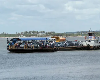Balsa fica à deriva entre Cabedelo e Costinha após precisar de reparo