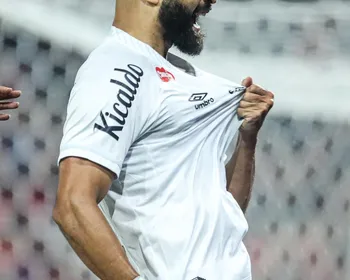 Thaciano marca pelo Santos, contra o Athletico-PR, em estreia como titular no Brasileirão