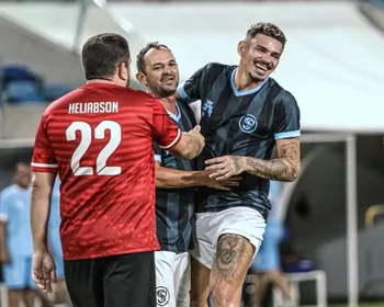 Tiquinho Soares reúne amigos em jogo festivo na Arena das Dunas