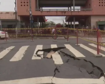 Trecho da Avenida Dom Pedro II é interditado no Centro de João Pessoa após abertura de cratera