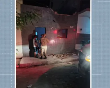 Trio elétrico derruba fachada de casa e deixa mãe e bebê feridos durante carnaval em Patos