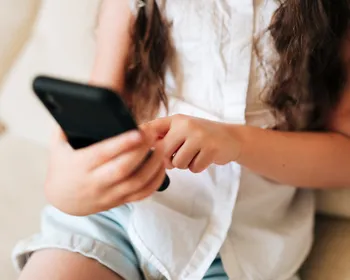 Uso de celular antes dos 13 anos pode prejudicar saúde mental de crianças, diz estudo