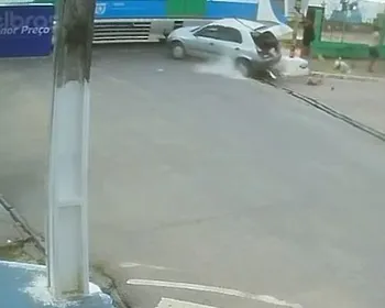 Vídeo: Motorista avança sinal e colide com trem em Bayeux
