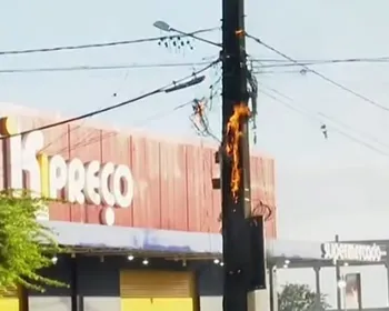 Vídeo: Poste pega fogo em avenida de Santa Rita