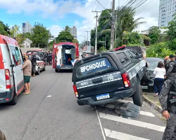 Acidente com viatura da PM deixa feridos e derruba muro em João Pessoa