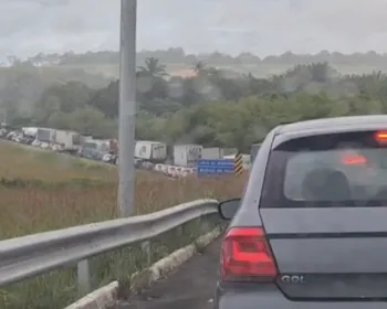 Acidente entre duas carretas causa congestionamento na BR-101, em Caaporã