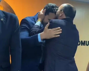 Aliado de Efraim, presidente da Câmara de Campina cumprimenta Lucas com beijo na testa
