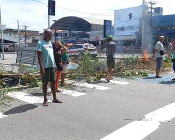 Ambulantes interditam terminal de ônibus da Lagoa durante protesto, em João Pessoa