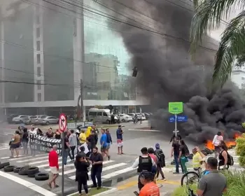 Ambulantes protestam em João Pessoa após serem retirados da orla