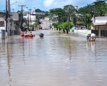 Após fortes chuvas, moradores são resgatados pelos bombeiros de bote em Santa Rita