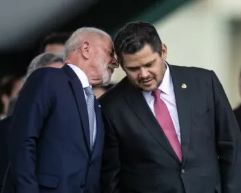 Após Lula deixar prazo expirar, Alcolumbre promulga lei que pode reduzir pena de Bolsonaro