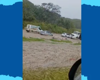 Barragem rompe e água invade trecho da BR-101, na Paraíba
