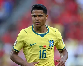 Lateral "feijão com arroz”, Douglas Santos cai nas graças dos brasileiros após atuações na Copa