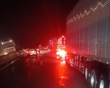 Caminhão com carga de tijolos tomba e bloqueia trecho da BR-101, na Grande João Pessoa